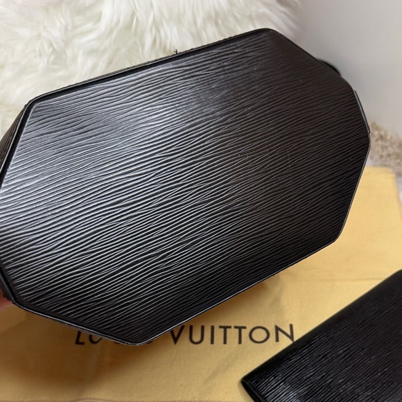 Louis Vuitton Sac d’Epaule Bucket Bag w/ Epi leather wallet - Picture 4 of 16